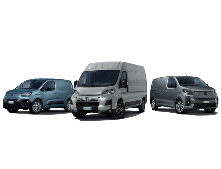 Drei Transporter von Fiat Professional in verschiedenen Farben: blau, silber und grau.