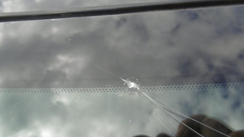 Riss in einer Autoscheibe, welcher einen Glasschaden zeigt.